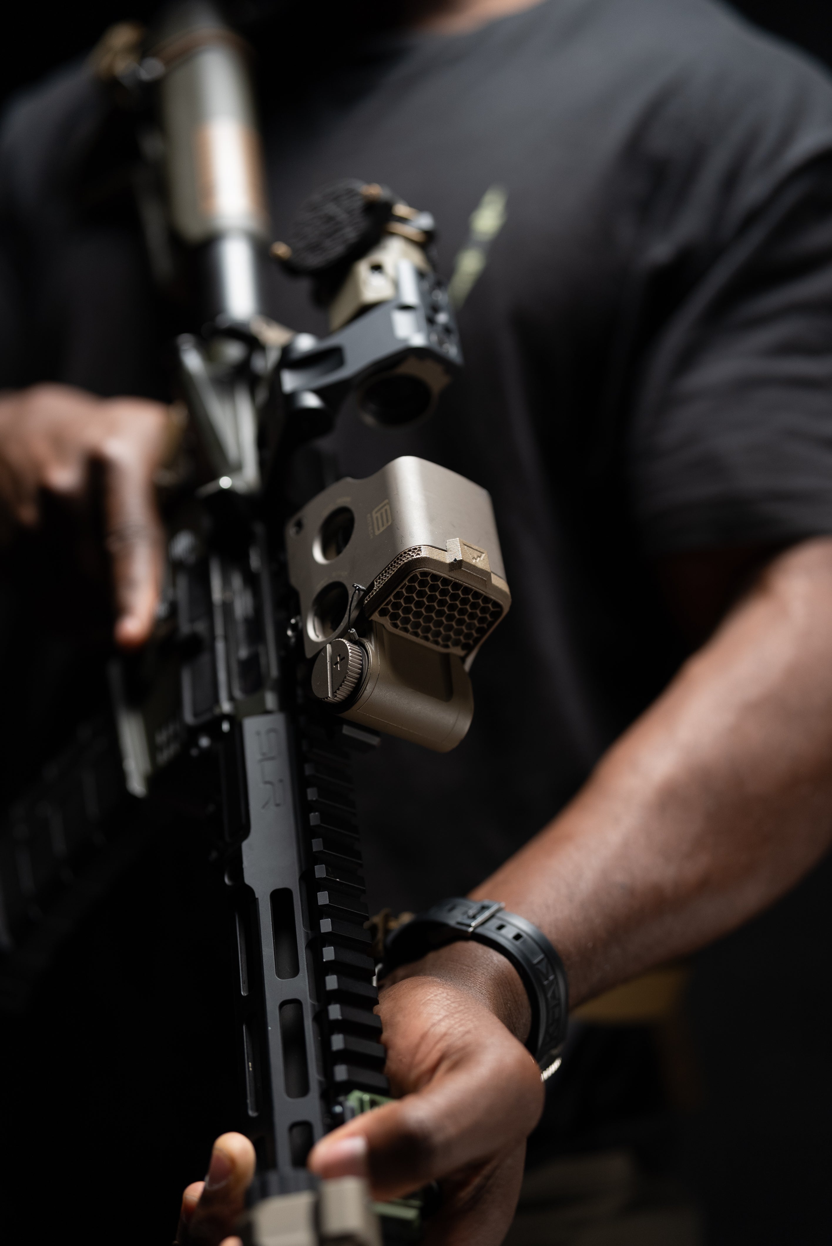 HexCap kill flash anti-reflection device scope cap on EOTech EXPS holographic sight in FDE